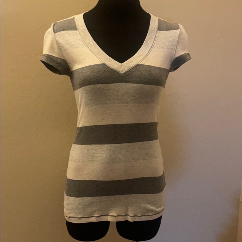 Gap V neck shirt sz M